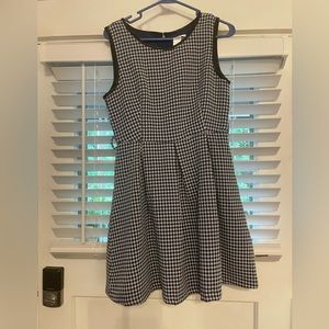 Flattering blue and white patterned dress.